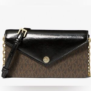 Brand New Michael Kors Crossbody Bag – Chic & Timeless!